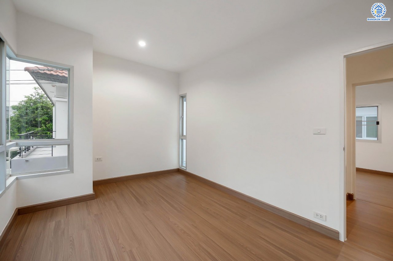 บ้านมือสองตกแต่งใหม่ โครงการ ไลฟ์ บางกอก บูเลอวาร์ด ปิ่นเกล้า-เพชรเกษม เนื้อที่กว้างกว่า 52.5 ตร.ว ฟังก์ชัน 3 ห้องนอน 3 ห้องน้ำ 2 ที่จอดรถ บนทำเลติดถนนพุทธมณฑลสาย4 ตอบโจทย์กับทุกครอบครัว ใกล้แหล่งช้อปปิ้ง "เซ็นทรัล ศาลายา" รถไฟฟ้าสายสีน้ำเงิน "สถานีหลักสอง" และจุดขึ้นทางด่วน "ศรีรัช"